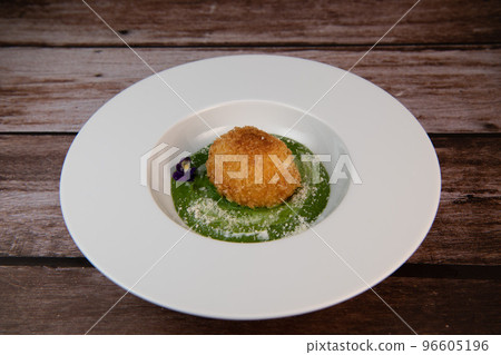 Recipe Breaded soft-boiled eggs and creamed spinach with parmesan 96605196