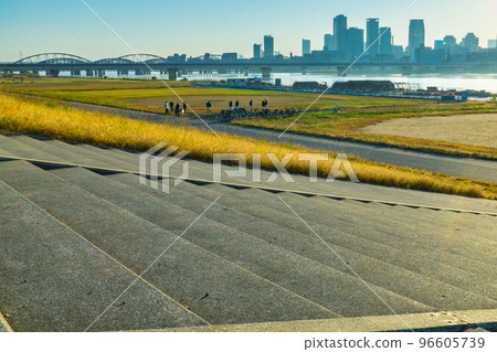 從大阪市淀川看梅田和新十三橋的建築物 從大阪市淀川看梅田和新十三橋的建築物 96605739