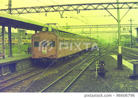 阪和線大鳥站，1976 年 4 月上旬。顯示部分似乎是快速的。 96606796