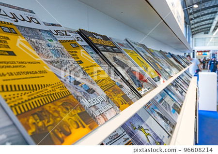 Side shot along a display with brochures 96608214