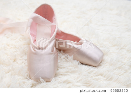 Pointe shoes for children 96608330