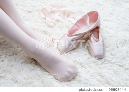 Pointe shoes and child's feet Pointe shoes and child's feet 96608444