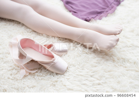 Pointe shoes and child's feet 96608454