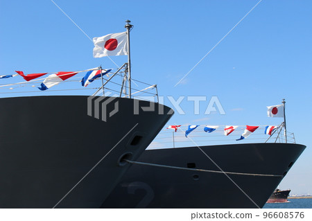 左護衛艦“最上”號、右“熊野”號 96608576