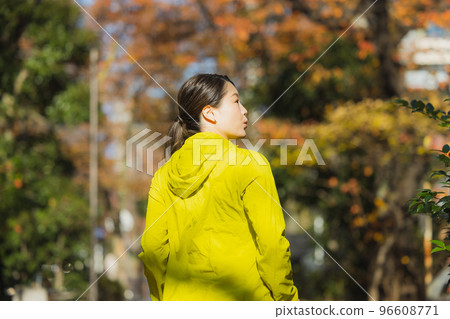 跑步的女人冬天 96608771