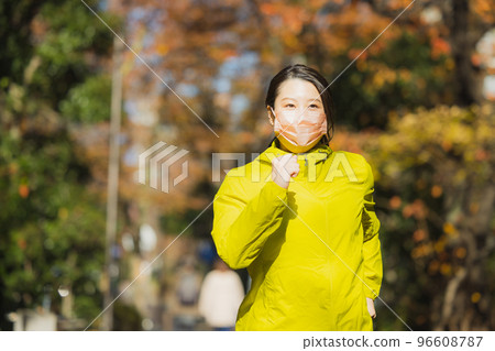 Running woman winter Running woman winter 96608787
