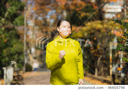 Running woman winter Running woman winter 96608796