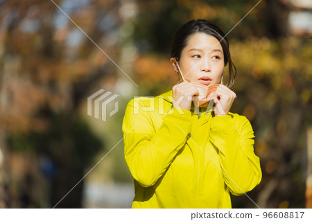 跑步的女人冬天 96608817