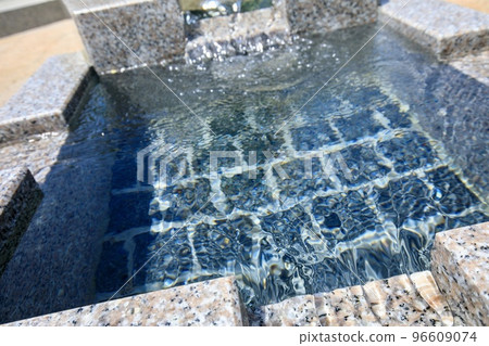 Ogaki City, Gifu Prefecture Groundwater welling up in Marunouchi Park next to Ogaki City Hall 96609074