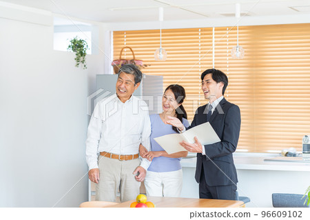 參觀陳列室的資深夫婦 96609102