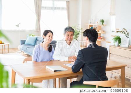 A couple who receives a visiting business A couple who receives a visiting business 96609108