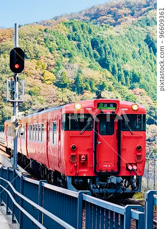 A train bound for Hamasaka (JR San'in Main Line) runs through the empty station in Amarube <Hyogo/Amarube> 96609361