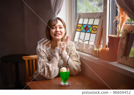 Cute woman spending time in a cafe 96609452