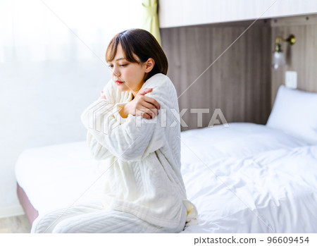  Women in pajamas 96609454