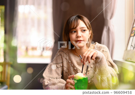 可愛的女人在咖啡館消磨時間 96609458