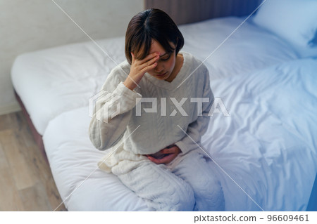  穿著睡衣的女人 96609461