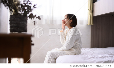  Women in pajamas 96609463