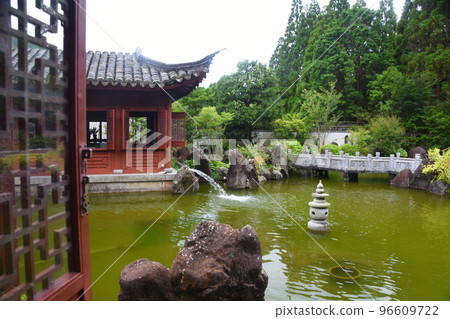 Scenery inside the Chinese-style garden Kandakeen in Ichikikushikino City 96609722