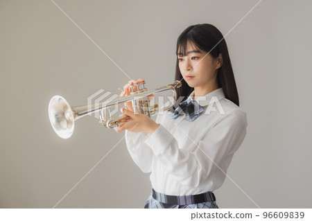 吹喇叭的女高中生 96609839