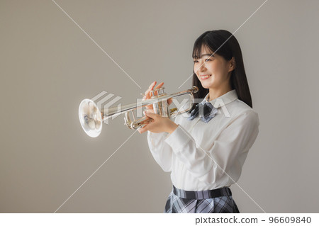 吹喇叭的女高中生 96609840