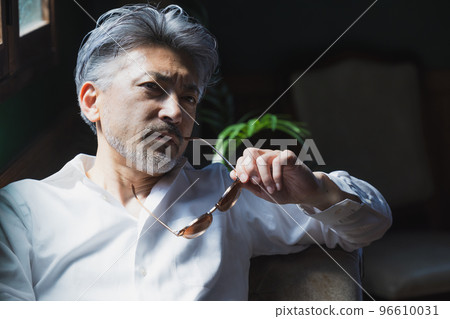 花花公子的灰髮男人 96610031