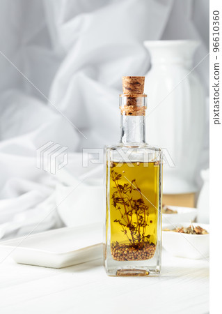 Olive oil with thyme and spices. 96610360