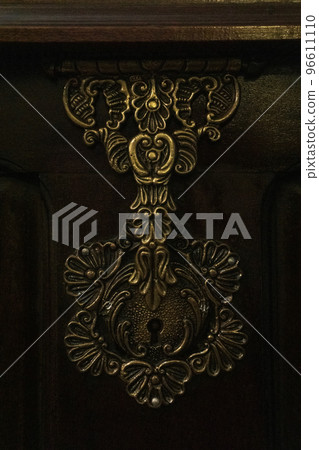 Antient metal lock on an old wooden chest 96611110