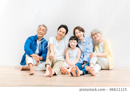 三代家庭圍坐在孩子身邊 96611125