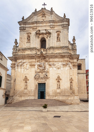 View of the Basilica of San Martino in Baroque architecture in Piazza Plebiscito, Martina Franca. 96613916