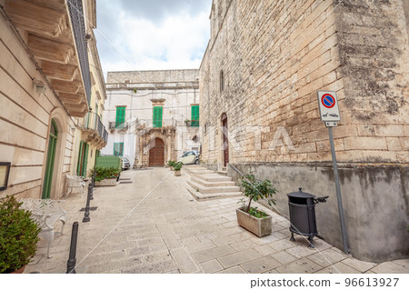 View of the old town of Martina Franca with a beautiful houses painted in white. 96613927