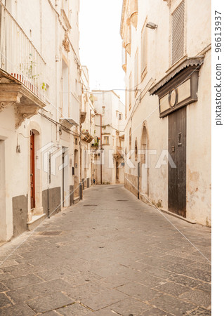 View of the old town of Martina Franca with a beautiful houses painted in white. 96613937