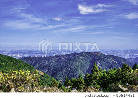 Tokyo, Meiji no Mori Takao Quasi-National Park, Kobotokejoyama summit, view of Mount Takao and the city center, late autumn Tokyo, Meiji no Mori Takao Quasi-National Park, Kobotokejoyama summit, view of Mount Takao and the city center, late autumn 96614451