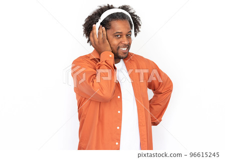 Portrait of happy mid adult man listening to music in headphones 96615245