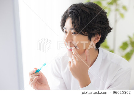 A man brushing his teeth 96615502