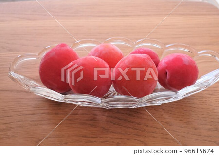 玻璃板上的李子 96615674
