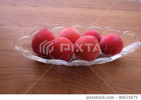 玻璃板上的李子 96615675