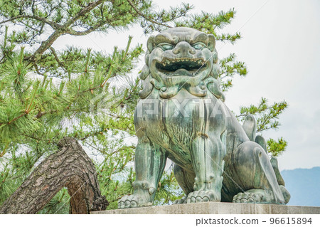 在嚴島神社的守護犬 在嚴島神社的守護犬 96615894