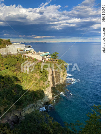 Autumn scenery from Atami's scenic spot, Nishikigaura 96616343