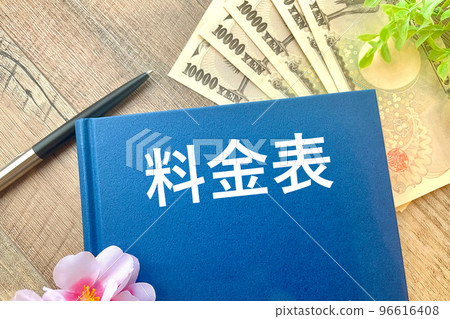 一張價目表和一本書，裡面有錢、一支筆和一本書 96616408