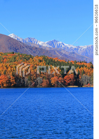 青木湖在深秋和白馬宮山 96616618