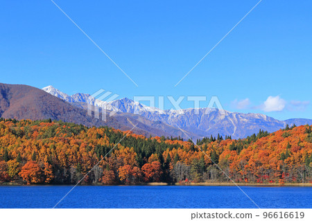 青木湖在深秋和白馬宮山 青木湖在深秋和白馬宮山 96616619