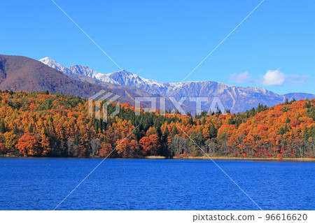 青木湖在深秋和白馬宮山 96616620