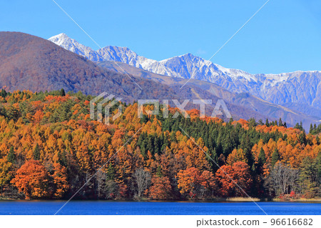 青木湖在深秋和白馬宮山 96616682