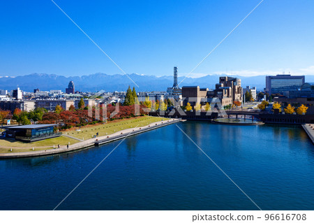 從天文橋眺望立山連峰的富岩運河環水公園 96616708