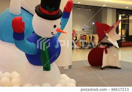 購物中心大堂的聖誕節和新年展示讓孩子們開心 96617213