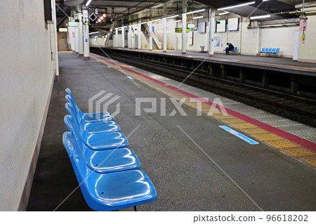 車站月台上的藍色椅子 車站月台上的藍色椅子 96618202