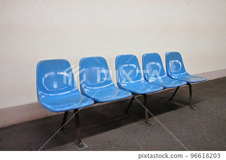 車站月台上的藍色椅子 車站月台上的藍色椅子 96618203