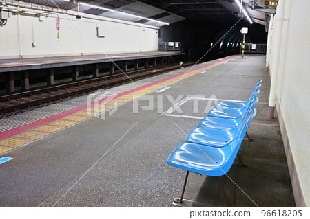 車站月台上的藍色椅子 車站月台上的藍色椅子 96618205