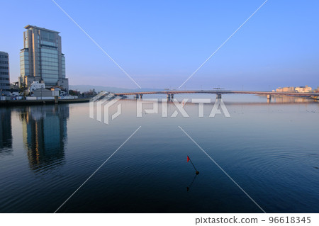 Shinjiko Ohashi Bridge in the early morning Matsue City, Shimane Prefecture Shinjiko Ohashi Bridge in the early morning Matsue City, Shimane Prefecture 96618345