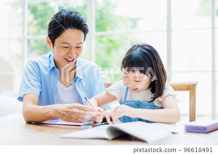 爸爸教女兒在家學習 爸爸教女兒在家學習 96618491